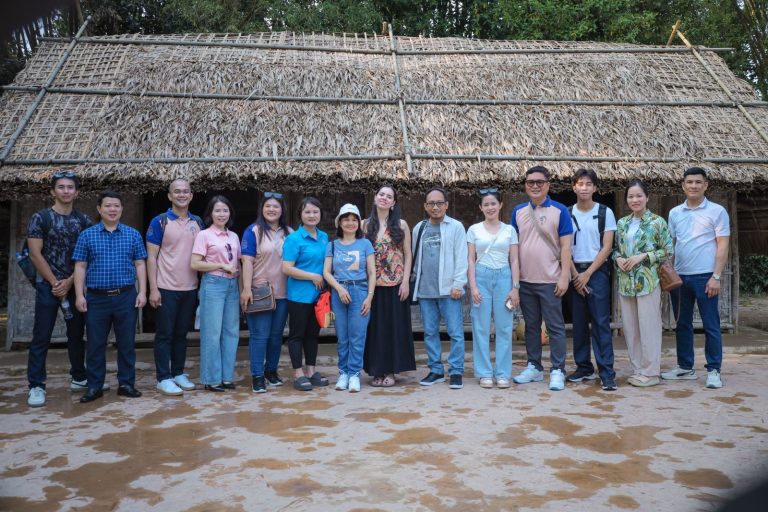 Foreign Professor pays tribute to President Hồ Chí Minh and his hometown